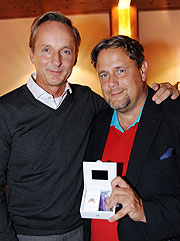 Loek Oprinsen (MGI Luxury Group, l.) übergab den Choices-Traumring an Gewinner Frank Riedel, den Geschäftsführer des idyllischen Golf Clubs Mondsee bei Salzburg